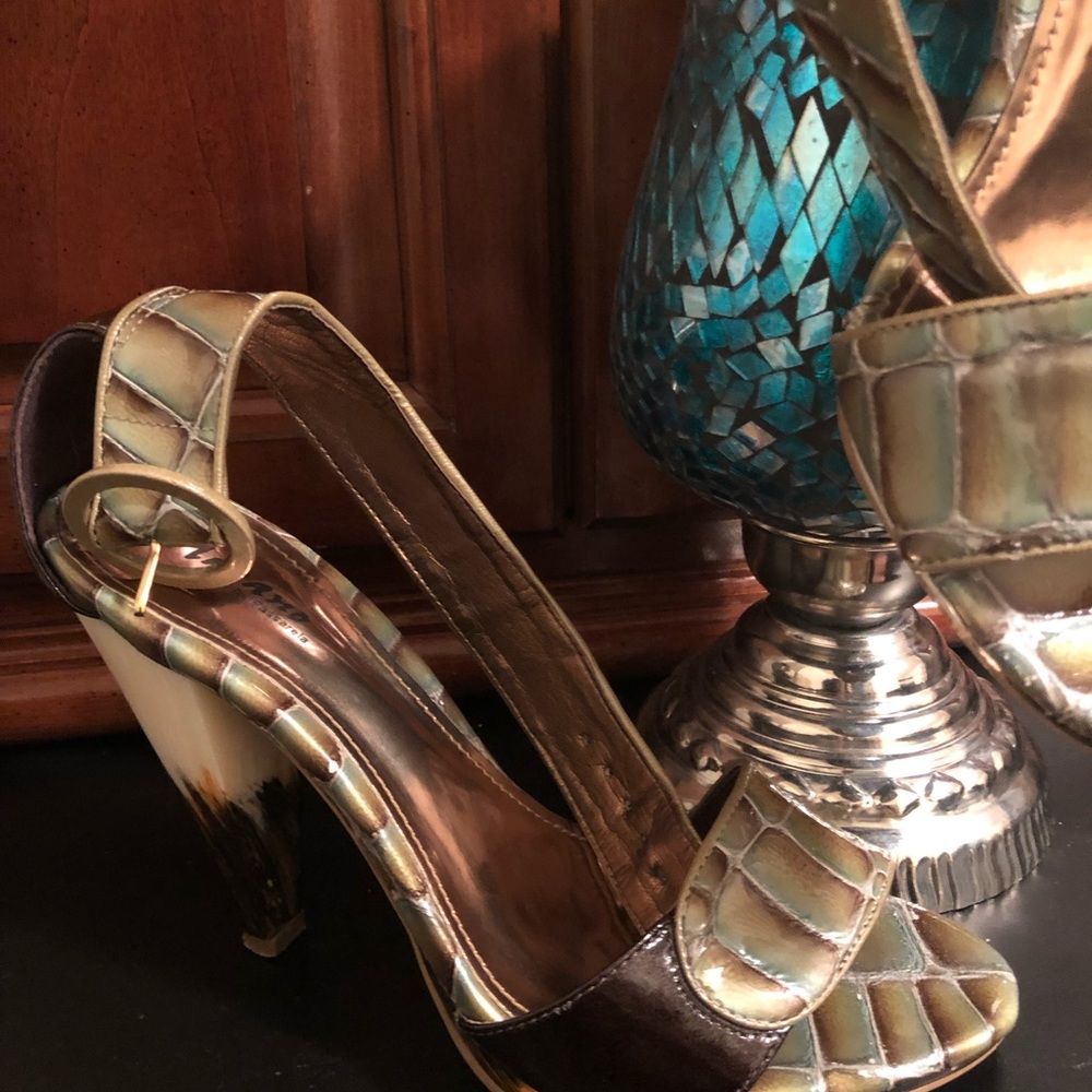 Shoes - Picture 4 of 11